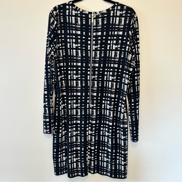 MICHAEL Michael Kors Black and White Patterned Long Sleeve Midi Dress - Picture 3 of 8